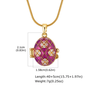 Detailansicht des lila Fabergé-Eianhängers mit den Maßen 2,1 cm mal 1,58 cm