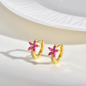 Vue détaillée créoles dorées avec fleurs en marquise rose et petites pierres blanches