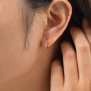 Créoles dorées pour femme avec pétales en zircon violet et détails en pavé brillant