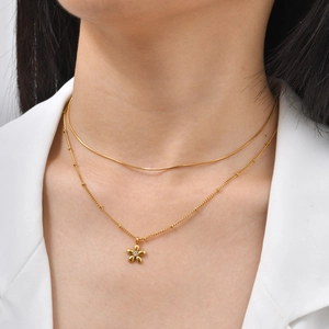 Collar de doble capa en acero inoxidable dorado con colgante de flor para mujer