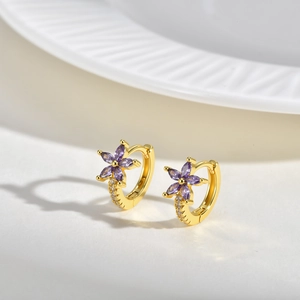 Boucles d'oreilles fleurs dorées avec pierres violettes marquise et accents brillants