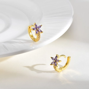 Créoles dorées avec pétales en zircone violette et détails scintillants pour femmes