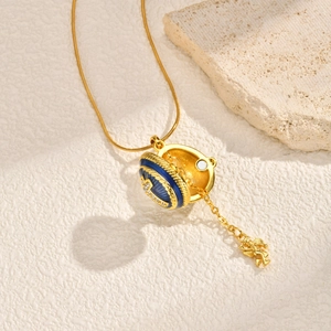 Détail du pendentif œuf de Pâques ouvrant avec émail bleu et petit ange intérieur
