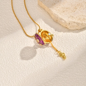 Makroaufnahme des lila Emaille-Eianhängers im Fabergé-Stil mit feiner Diamant-Gitterstruktur