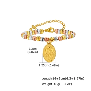 Detailansicht des dreifarbigen Perlenarmbands mit Marienmedaille und Kreuzanhänger