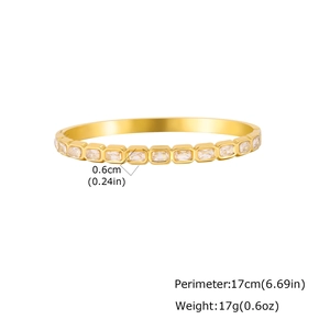 Détail du bracelet en acier inoxydable doré avec zircons et dimensions de 17cm