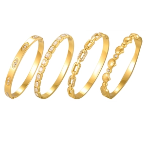 Ensemble de quatre bracelets en acier doré avec œil protecteur et pendentifs coquillage