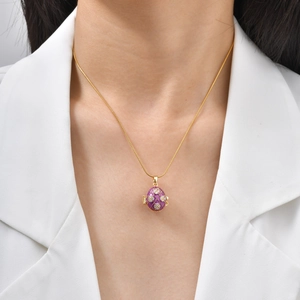 Pendentif œuf style Fabergé en émail violet sur chaîne serpent dorée avec cristaux