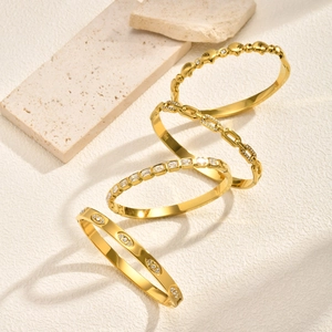 Ensemble de bracelets géométriques en acier doré avec zircons et texture de nacre