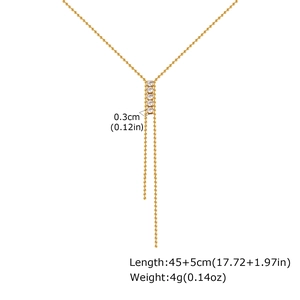 Dettaglio della collana a Y dorata con cinque pietre di zircone bianco e dimensioni indicate