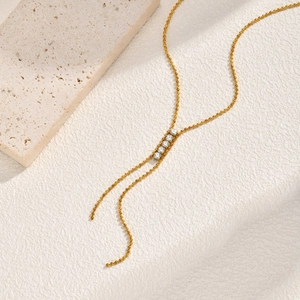 Elegante collana a Y in acciaio inossidabile dorato con cinque zirconi brillanti e perle