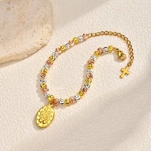 Makro-Detail von dreifarbigem Perlenarmband mit Wunderbarer Medaille und Kreuz