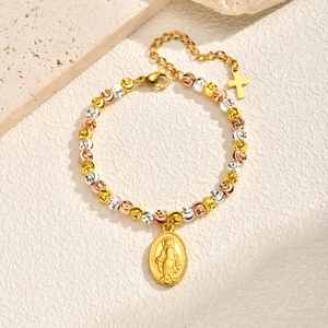 Detailansicht des dreifarbigen Perlenarmbands mit Marienmedaille und Kreuzanhänger