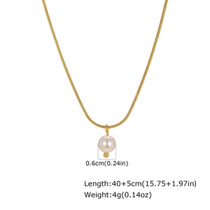 Dettaglio della collana a catena serpente dorata con perla da 0,6 cm ed estensione di 5 cm