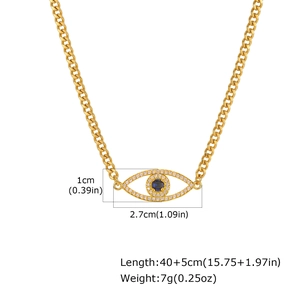Nahaufnahme des goldenen Evil Eye Anhängers mit Kristallen und 40+5cm Kettenmaß