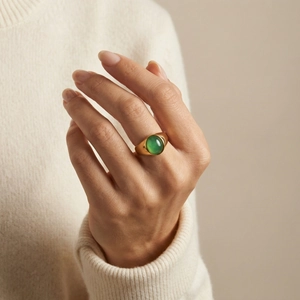 Anello vintage in acciaio inox dorato con pietra verde ovale e fascia larga