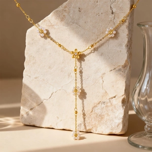 Collana a Y in acciaio inossidabile dorato 18K con delicati fiori di perle e ciondoli