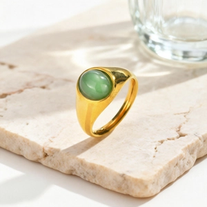 Dettaglio della pietra avventurina verde incastonata in un anello vintage dorato