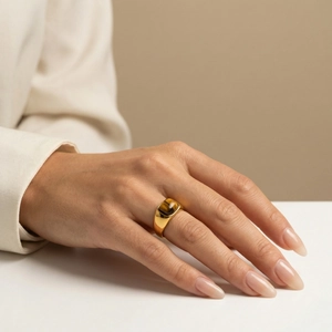 Anello vintage in acciaio inossidabile dorato con pietra occhio di tigre sulla mano