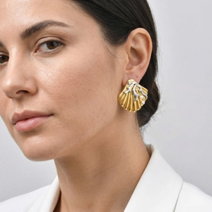 Σκουλαρίκια κοχύλι από ανοξείδωτο ατσάλι 18k με πέρλες φορεμένα από μοντέλο