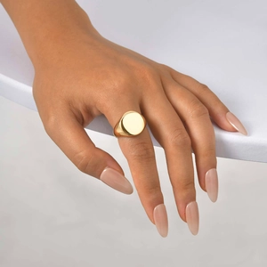 Polierter goldener Siegelring für Damen, am Finger getragen, im minimalistischen Stil