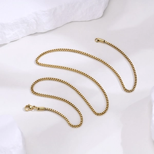Vista detallada del collar de cadena box de 2mm en acero inoxidable chapado en oro