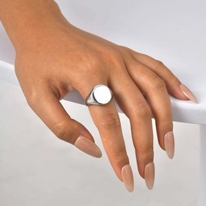 Polierter silberner Siegelring aus Edelstahl im minimalistischen Stil am Zeigefinger