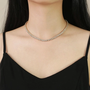Elegantes Tennis-Halskette aus Gold mit weißen Zirkonia im Choker-Stil am Model getragen