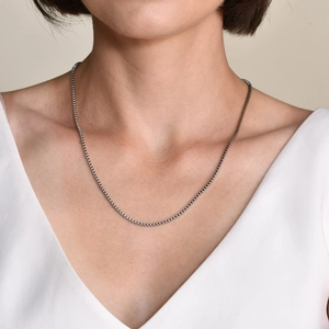 Detalle de un collar de cadena box de 2mm en acero inoxidable plateado en modelo
