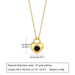 Detailoverzicht van afmetingen en IP goudlaag van de zwarte hartvormige hanger ketting