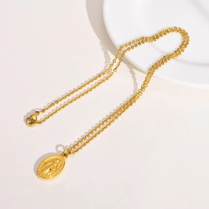 Macro detail van de gouden ovale Maagd Maria hanger aan een fijne schakelketting