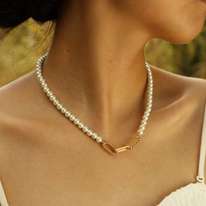Französische Perlenkette mit goldenem gedrehtem Verschluss getragen von einem Modell