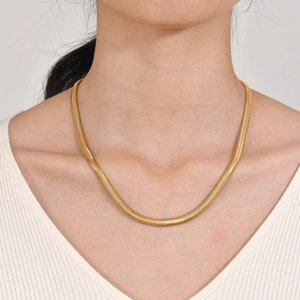 Elegante collar de cadena de serpiente dorada de 3 mm de acero inoxidable para mujer en modelo