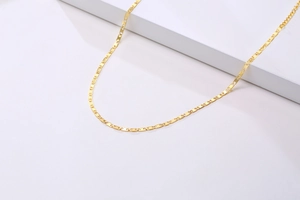 Vista de detalle de un collar de cadena dorada de 3 mm con eslabones rectangulares modernos