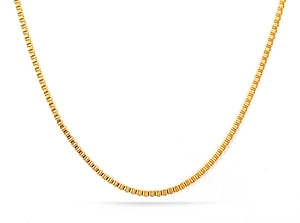 Detalle de un collar de cadena box de acero inoxidable dorado de 3mm con pulido