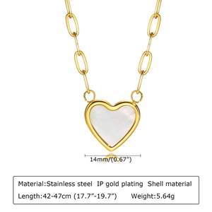 Detail der goldenen Herz-Halskette mit weißer Muschel und Edelstahl-Büroklammer-Kette