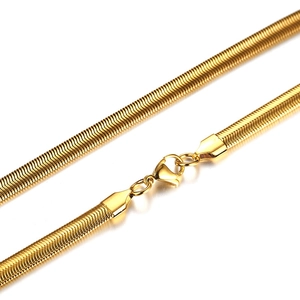 Detalle de cadena de serpiente de 3mm en acero dorado con cierre de mosquetón