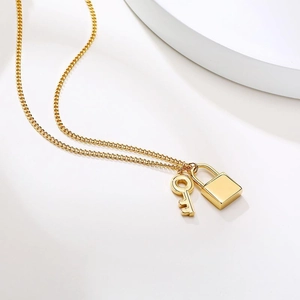 Collier en acier inoxydable doré avec pendentifs classiques en forme de clé et de cadenas