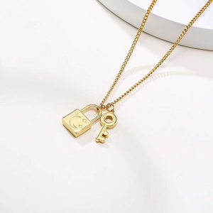 Collier en acier titane doré avec pendentifs serrure et clé, gravure lune étoile