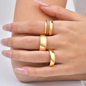 Polished 18K gold plated tungsten rings set for women in 2/4/6/8mm widths on model