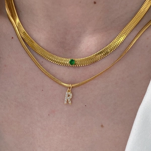 Set collane a due strati dorate con pietra verde e ciondolo a lettera R con pavé