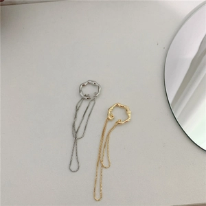 Unregelmäßige Ohrklemmen aus Metall in Gold und Silber mit langen Kettenfransen