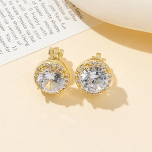 Eleganti orecchini a perno rotondi placcati oro con zirconi e design halo scintillante