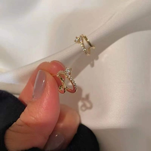 Luxe goudkleurige dubbele curve oorringen met sprankelende diamanten voor dames