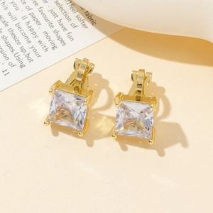 Eleganti orecchini a lobo placcati in oro con zirconi quadrati e castone a quattro griffe