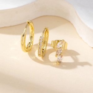 Drie-delige gouden oorbellen set met zirkonia en geometrische oormanchetten voor dames