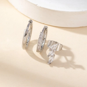 Driedelige geometrische zilveren oorbellen set met ringen en bladvormige ear cuff