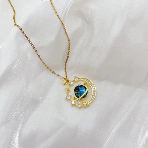 Ketting met sterrenplaneet en blauwe nevel hanger met halve maan op witte zijde