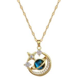 Collier céleste doré élégant avec planète bleue, croissant de lune diamanté et étoile