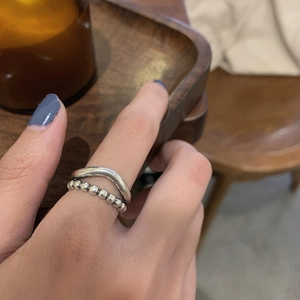 Minimalistische zilveren dubbellaagse ring met gladde golf en vintage kralenband design